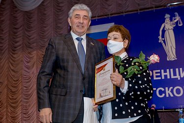 Действовать в соответствии с буквой закона
